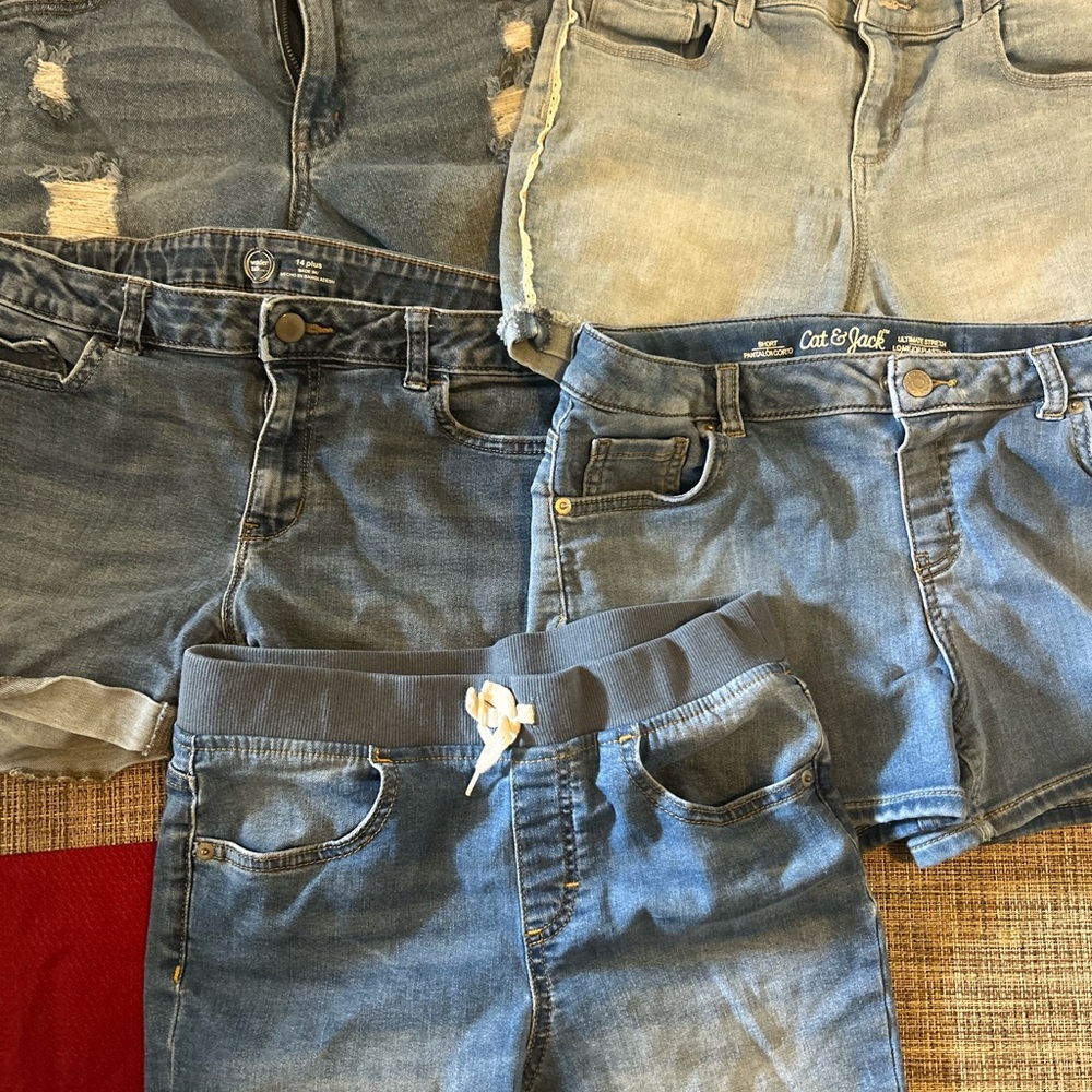 7 pairs of girl jean shorts.Different brand from old navy to wonder nation 14/16